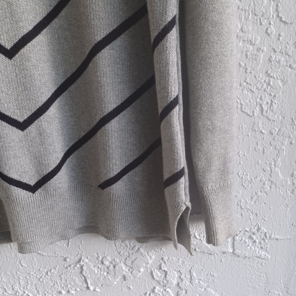 Liz Claiborne Men's Sweater in Gray with Black Stripes